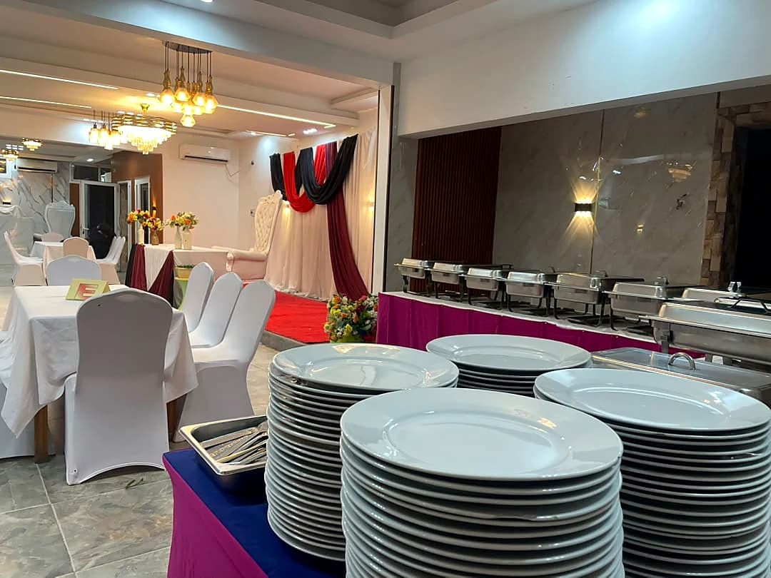 Vaisselle et zone de service préparées pour le buffet