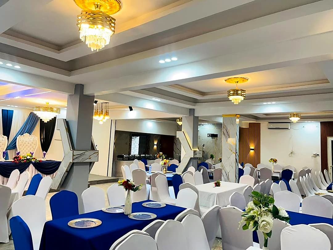 Salle polyvalente décorée en bleu et blanc pour une réception