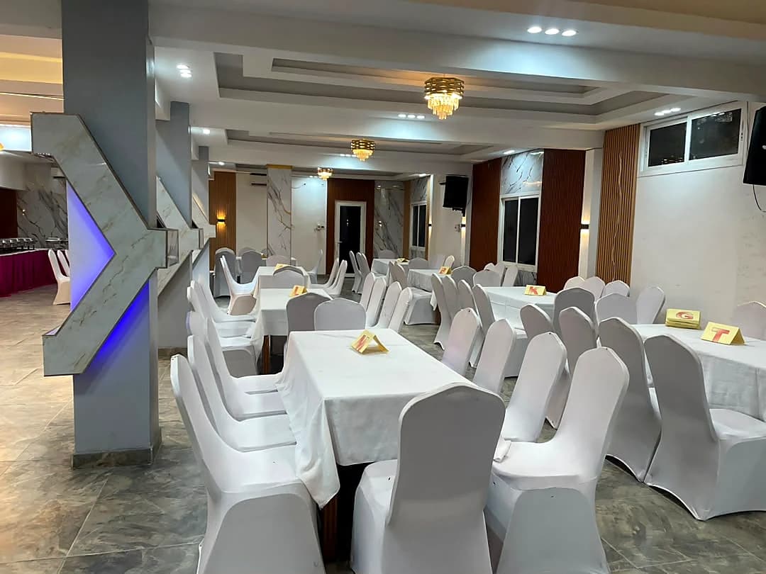 Disposition des tables et chaises pour une réception