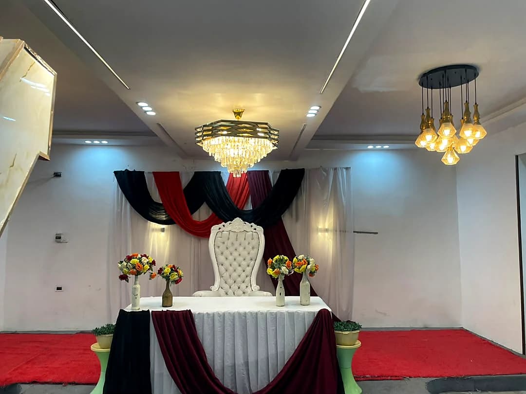 Scène décorée avec fauteuil d’honneur et compositions florales