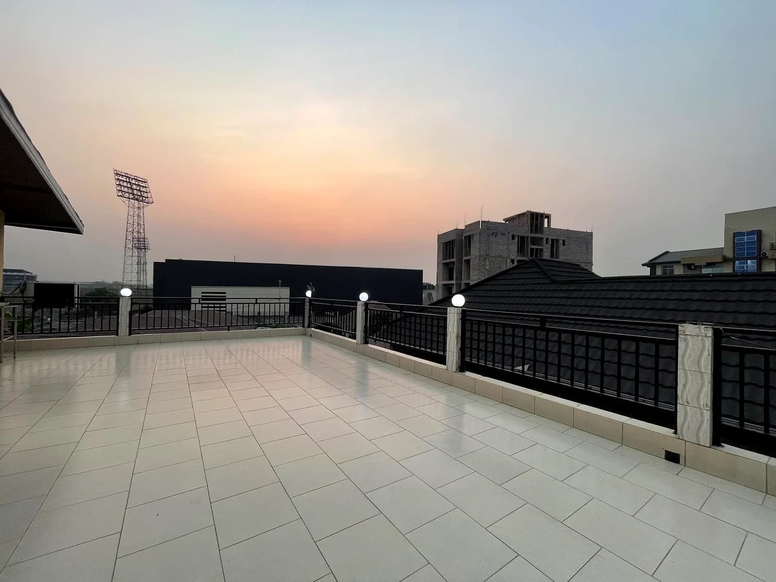 Terrasse panoramique vide au coucher du soleil