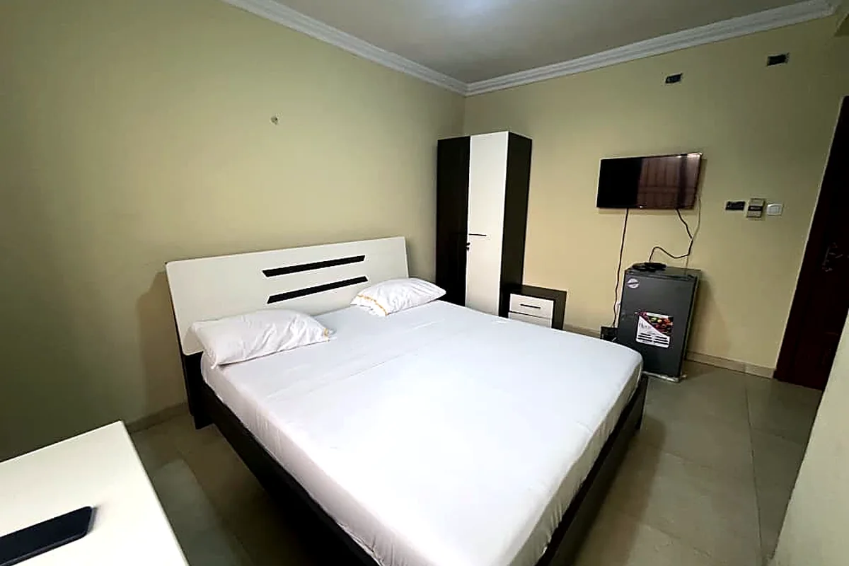 Chambre double avec armoire, télévision et réfrigérateur