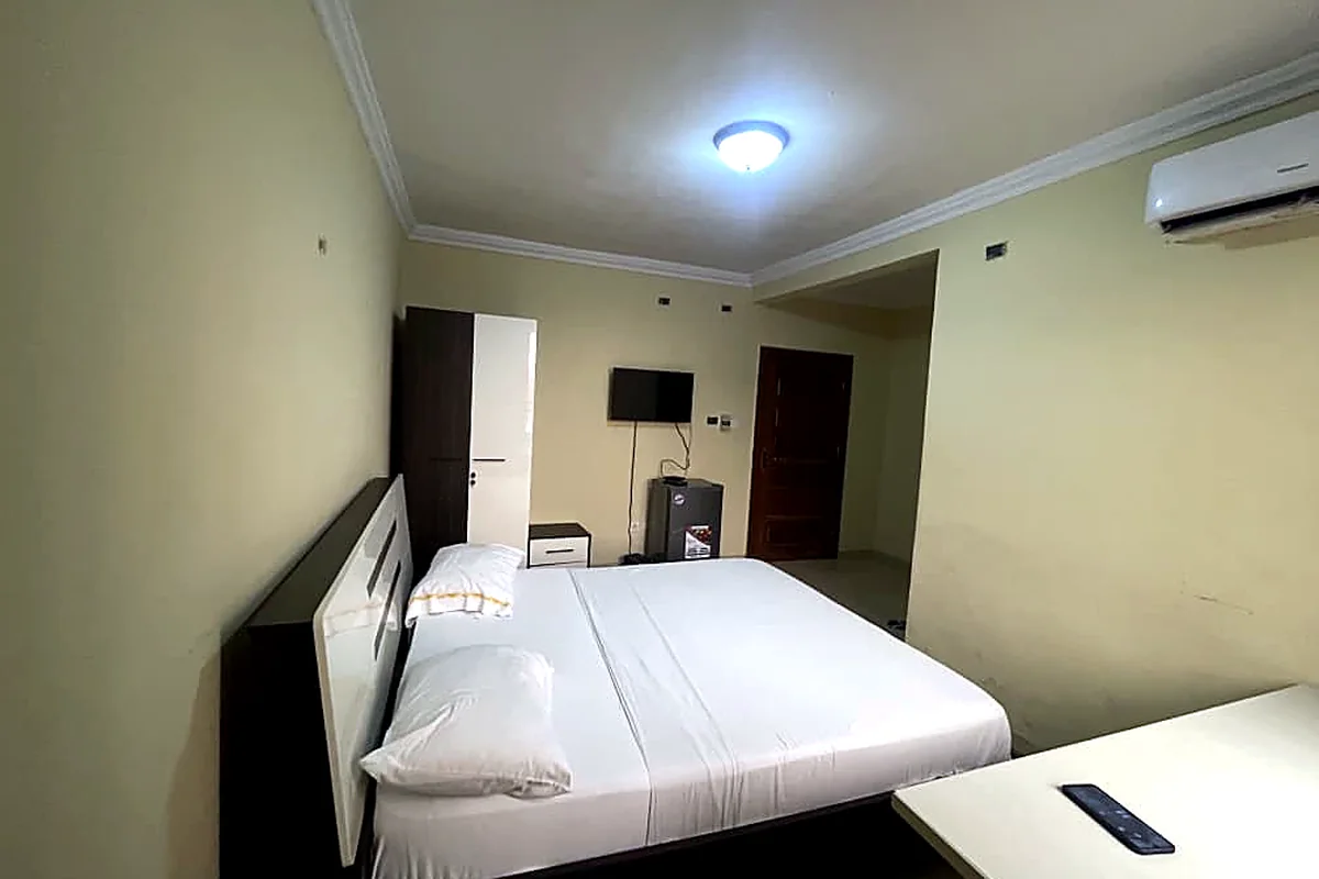 Chambre double avec télévision, réfrigérateur et climatisation
