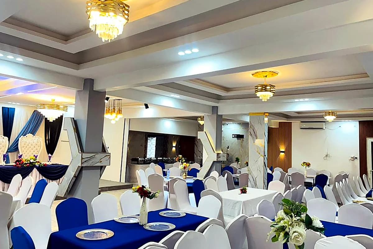 Salle polyvalente décorée pour une réception