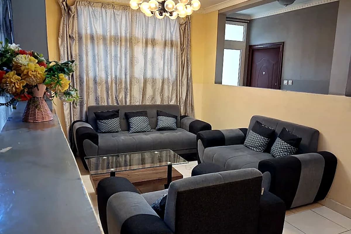 Salon accueillant avec composition florale